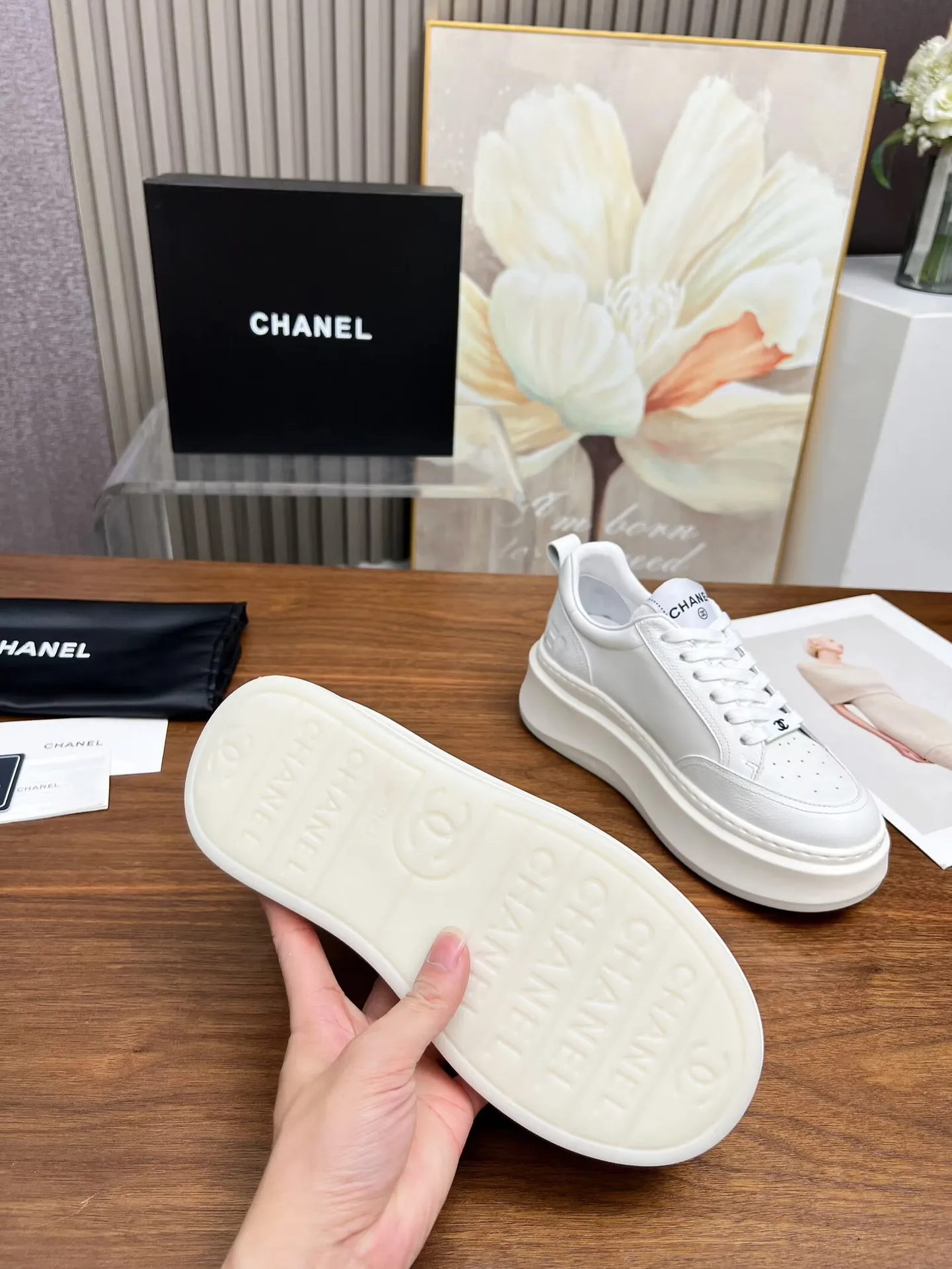 👟👟Ex-factory price 460👟👟 New Chanel panda color white shoes, currently super popular thick-soled shape, very versatile, long and slim legs, super comfortable on the feet, elongating the entire body proportion [strong] Fabric: imported first-layer cowhide🐂 Lining: sheepskin Foot pads: cowhide Code number: 34 to 41 (34 and 41 need to be customized) Packaging: with card, cloth bag Color: black, white, pink